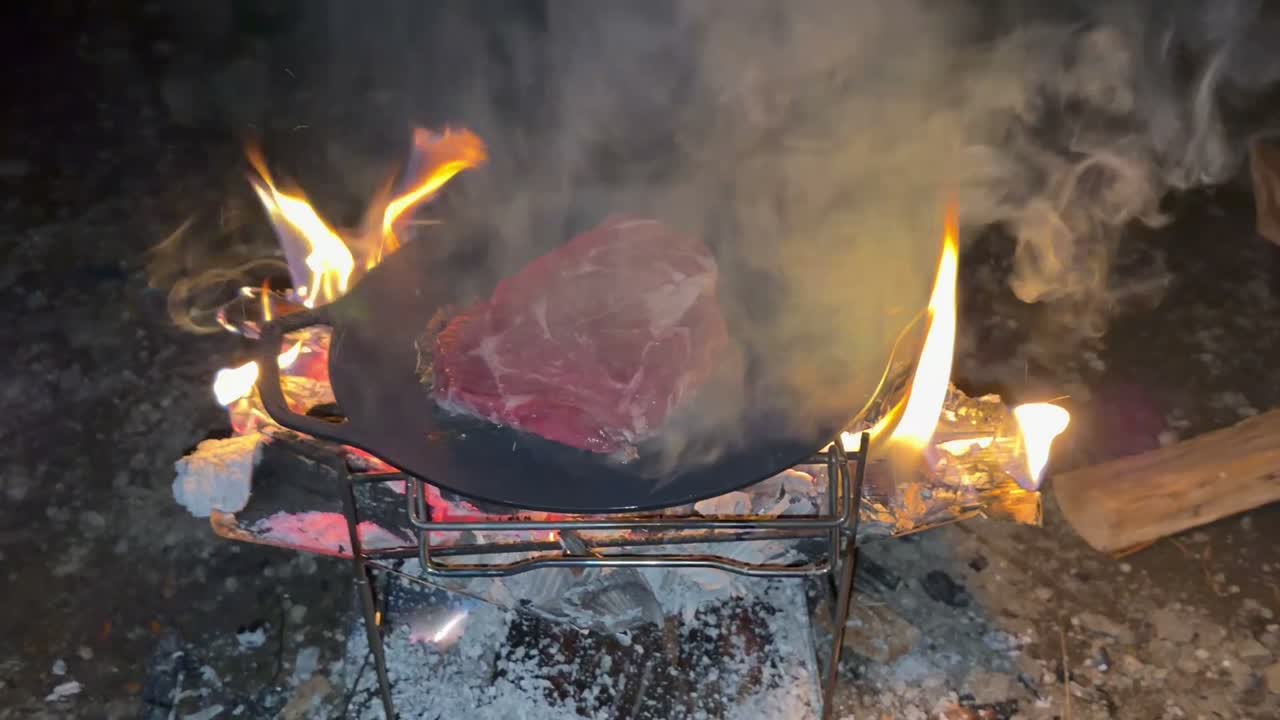 鉄板に生肉をのせた瞬間
