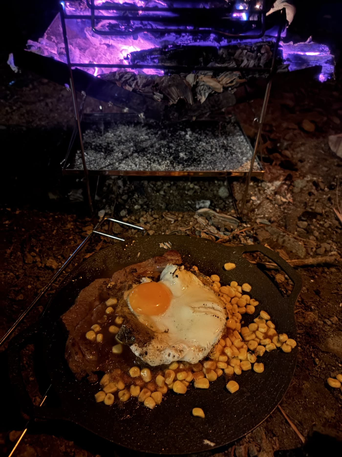 ステーキに目玉焼きとコーンをのせた完成形